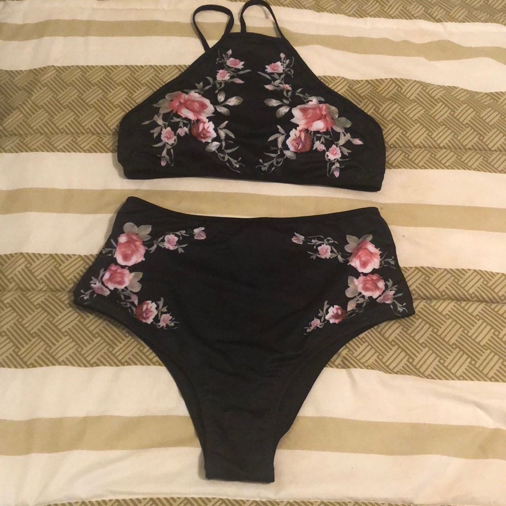 Beautiful high waisted bikini! 🖤💕